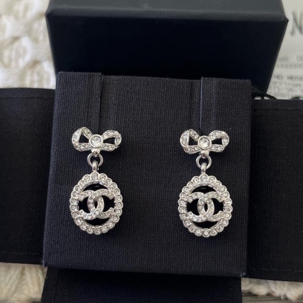 Chanel bow earrings like new in box